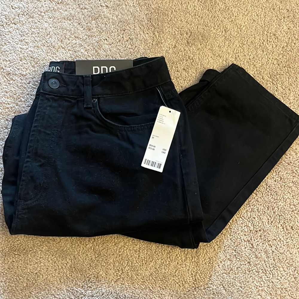 Black Urban Outfitters “mom jeans”. Never worn great condition, size 31.